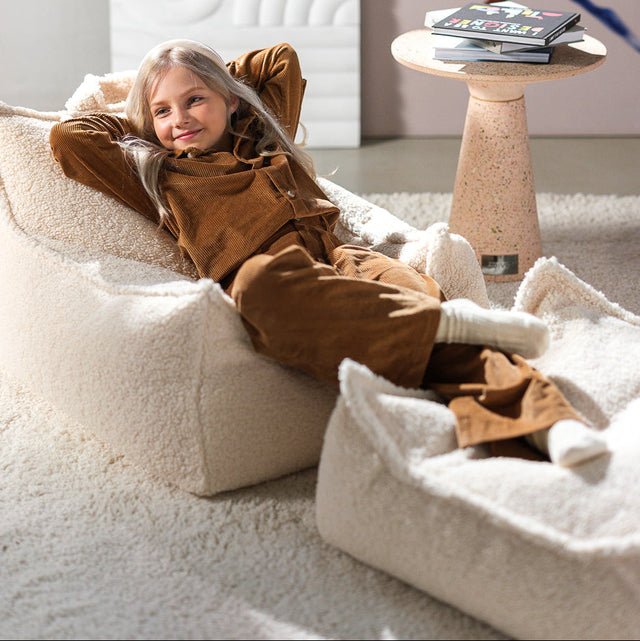 Silla Puf Infantil Silla de Borreguillo Blanco Crema con acabado blanco, acabado crema en ambiente de estilo nórdico