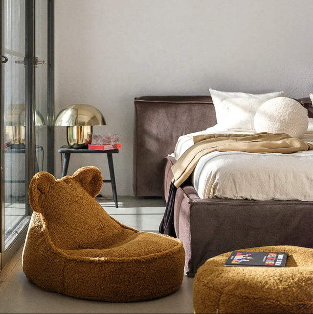 Mueble Set Puf Infantil Osito + Redondo de Borreguito Marrón en ambiente de estilo nórdico