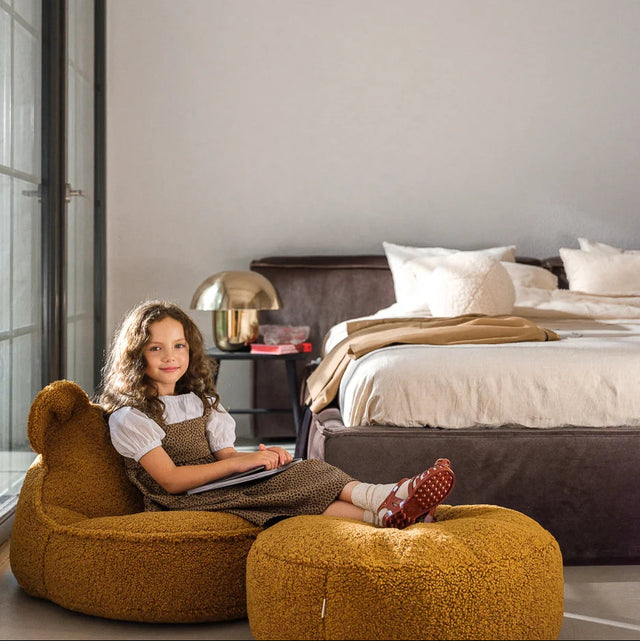 Mueble Set Puf Infantil Osito + Redondo de Borreguito Marrón en ambiente de estilo nórdico