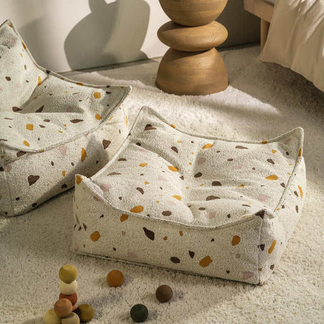 Silla Set Puf Infantil Silla + Cuadrado de Bouclé & Chenilla Terrazo Blanco Crema con acabado blanco, acabado crema en ambiente de estilo nó