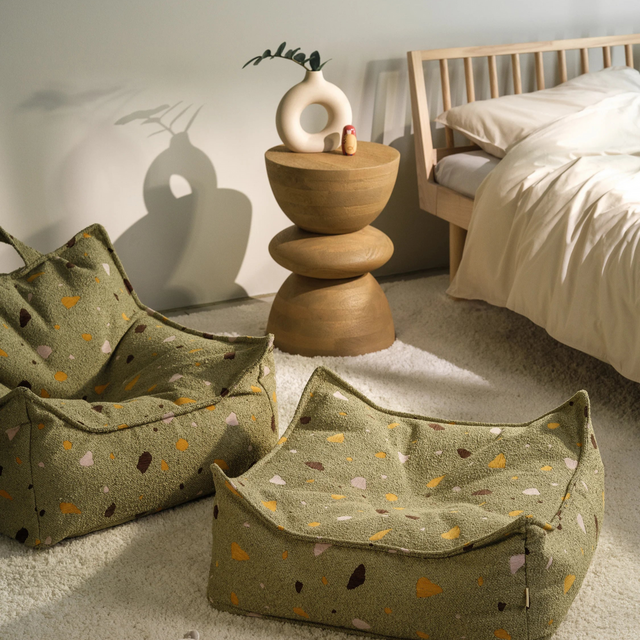 Silla Set Puf Infantil Silla + Cuadrado de Bouclé & Chenilla Terrazo Verde con acabado verde en ambiente de estilo nórdico