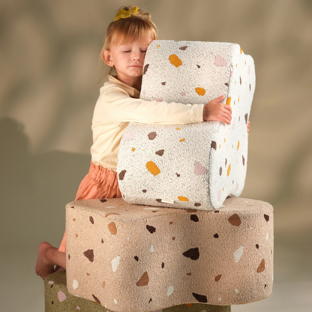 Mueble Puf Infantil Nube de Bouclé & Chenilla Terrazo Blanco con acabado blanco en ambiente de estilo nórdico