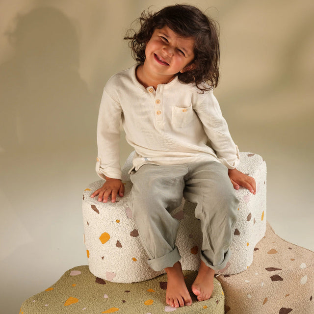 Mueble Puf Infantil Nube de Bouclé & Chenilla Terrazo Blanco con acabado blanco en ambiente de estilo nórdico