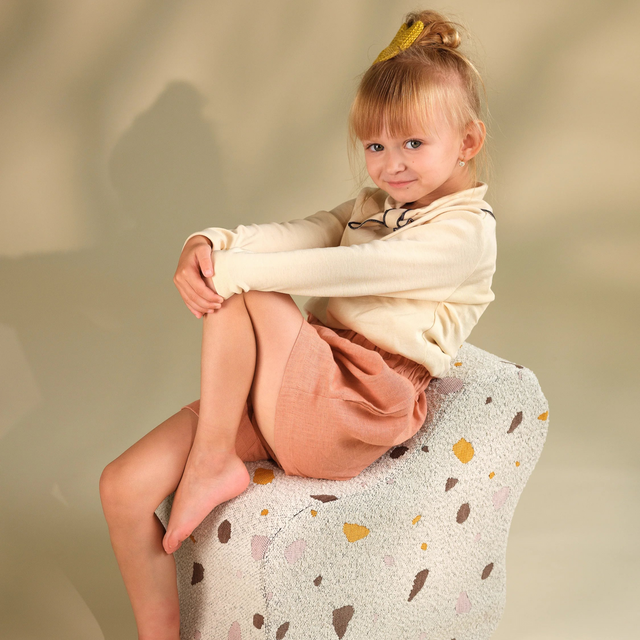 Mueble Puf Infantil Nube de Bouclé & Chenilla Terrazo Blanco con acabado blanco en ambiente de estilo nórdico