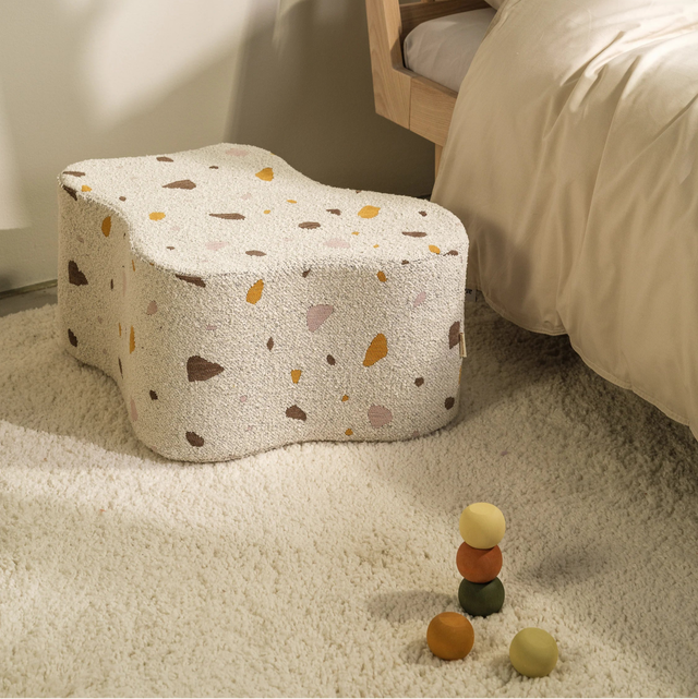 Mueble Puf Infantil Nube de Bouclé & Chenilla Terrazo Blanco con acabado blanco en ambiente de estilo nórdico