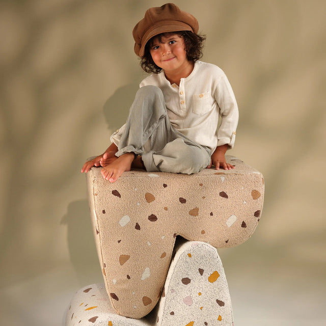 Silla Infantil Nube de Bouclé & Chenilla Terrazo Beige con acabado beige en ambiente de estilo nórdico
