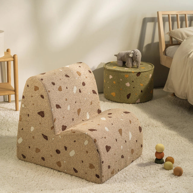 Silla Infantil Nube de Bouclé & Chenilla Terrazo Beige con acabado beige en ambiente de estilo nórdico