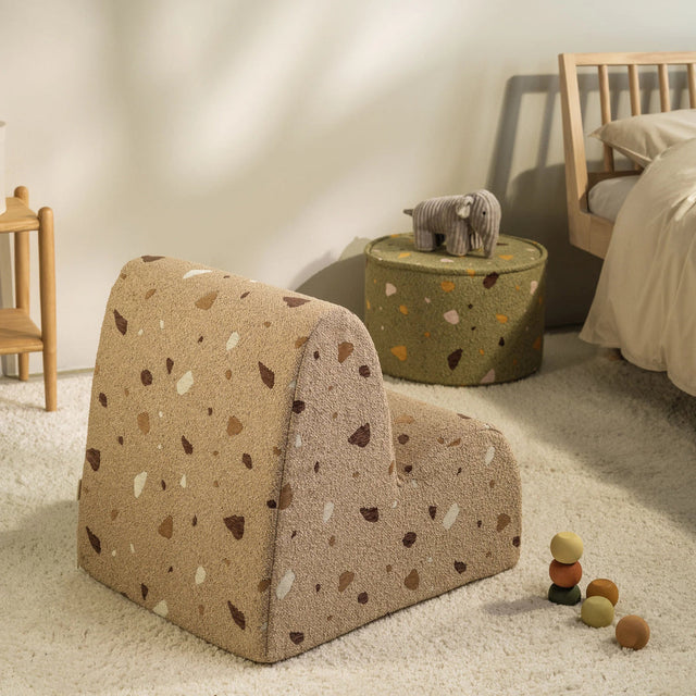 Silla Infantil Nube de Bouclé & Chenilla Terrazo Beige con acabado beige en ambiente de estilo nórdico