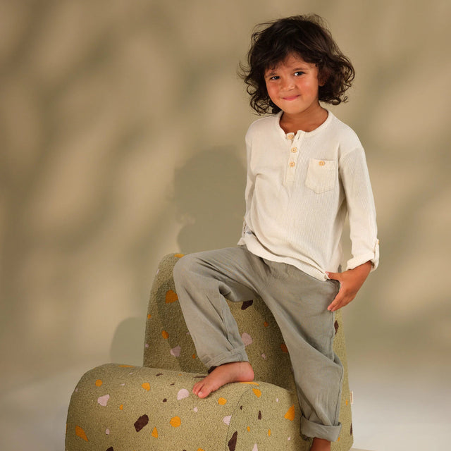Silla Infantil Nube de Bouclé & Chenilla Terrazo Verde con acabado verde en ambiente de estilo nórdico