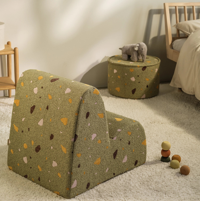 Silla Infantil Nube de Bouclé & Chenilla Terrazo Verde con acabado verde en ambiente de estilo nórdico