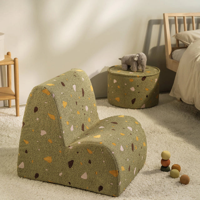 Silla Infantil Nube de Bouclé & Chenilla Terrazo Verde con acabado verde en ambiente de estilo nórdico
