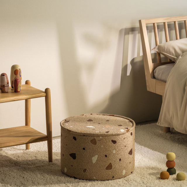 Mueble Puf Asiento Redondo de Bouclé & Chenilla Terrazo Beige con acabado beige en ambiente de estilo nórdico
