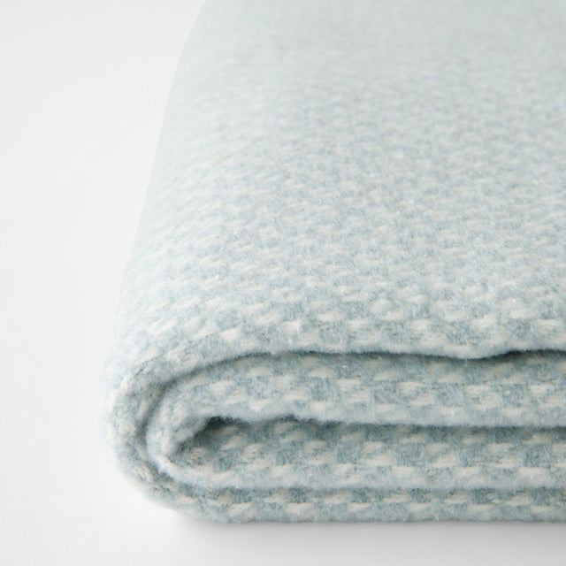 Mueble Manta Wabi Sky Blue en ambiente de estilo nórdico