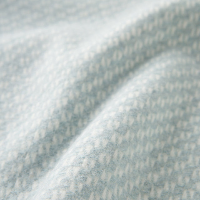 Mueble Manta Wabi Sky Blue en ambiente de estilo nórdico