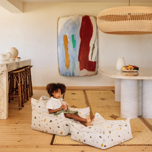 Silla Set Puf Infantil Silla + Cuadrado de Bouclé & Chenilla Terrazo Blanco Crema con acabado blanco, acabado crema en ambiente de estilo nó