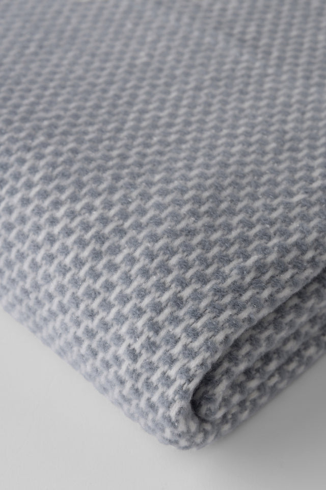 Mueble Manta Zen Azul Noche en ambiente de estilo nórdico