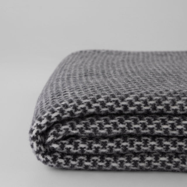 Mueble Manta Zen Gris Oscuro con acabado gris en ambiente de estilo nórdico