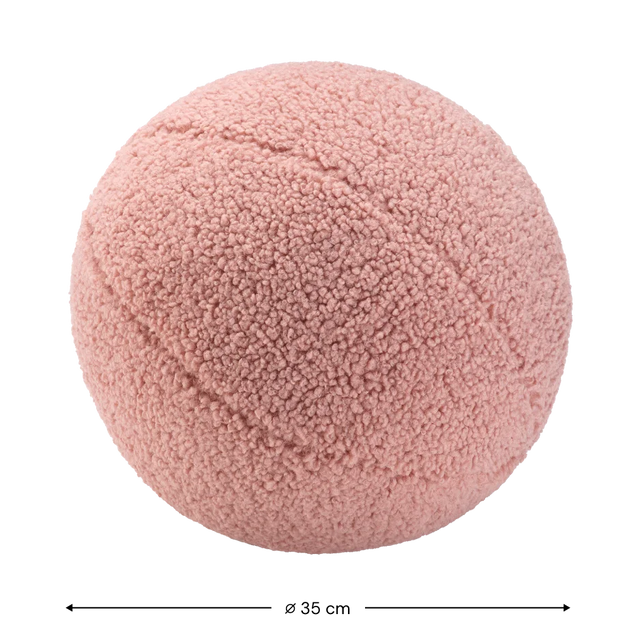 Mueble Cojín Bola de Borreguillo Rosa en ambiente de estilo nórdico