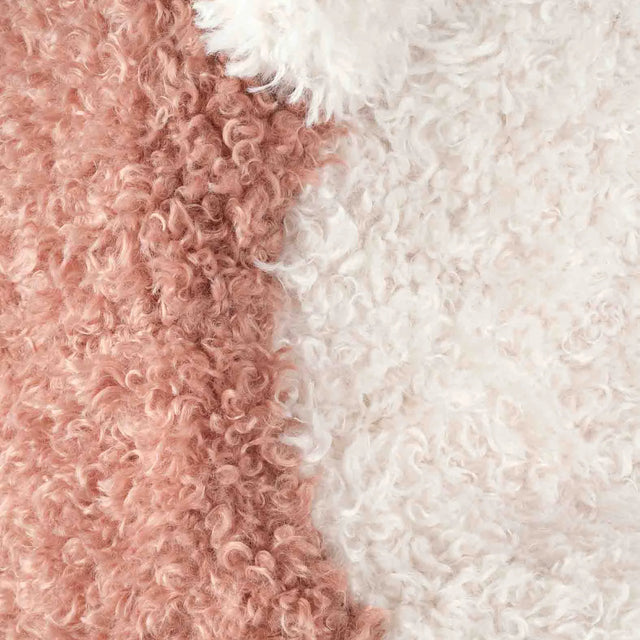 Mueble Cojín Osito de Peluche Rosa en ambiente de estilo nórdico