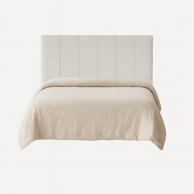 Mueble de diseño en madera natural en espacio de estilo nórdico