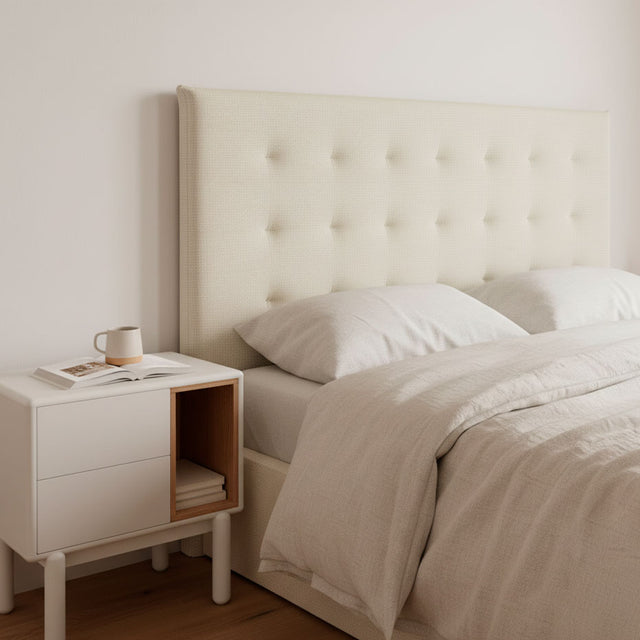 Mueble de diseño en madera natural en espacio de estilo nórdico