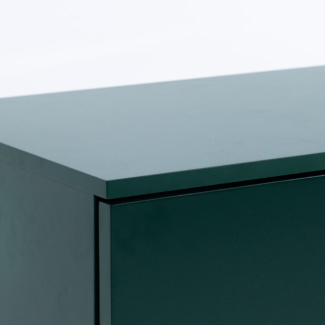 Mesita de Noche Nolla 50 Verde Musgo con acabado verde detalle de estilo nórdico