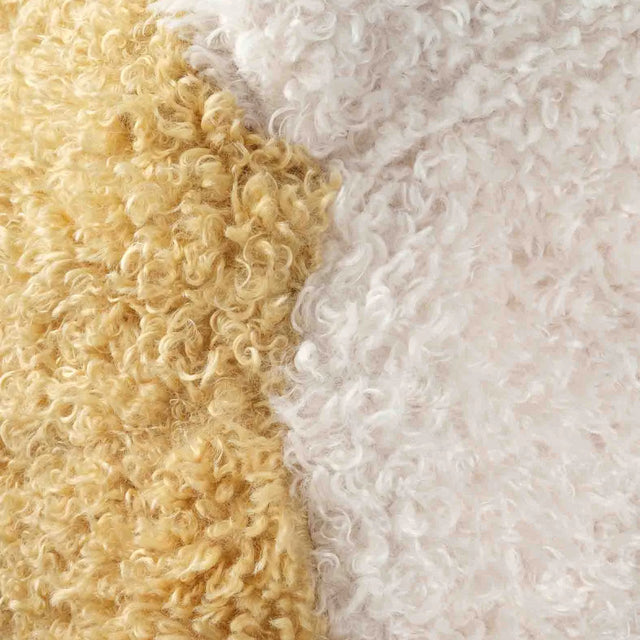 Mueble Cojín Osito de Peluche Amarillo en ambiente de estilo nórdico