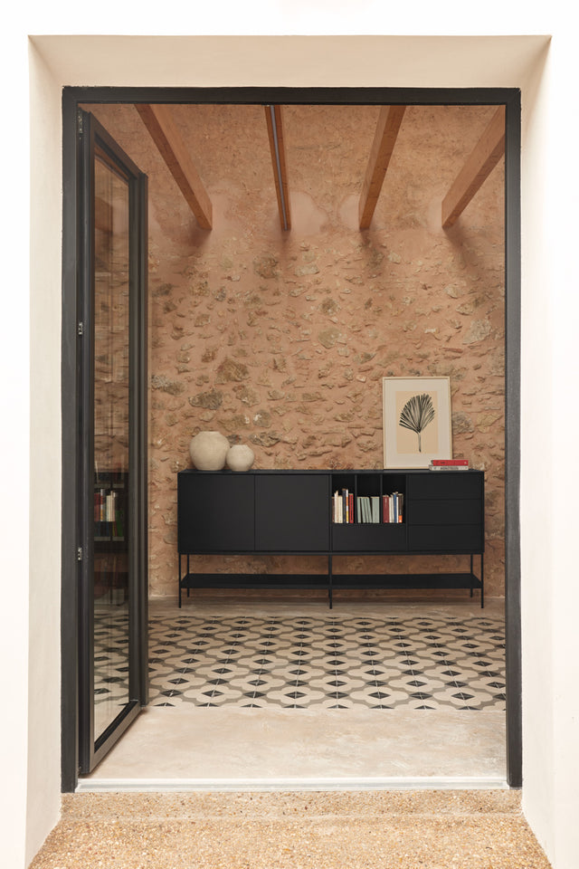 Aparador Platt 220 Negro con acabado negro, acabado gris vista principal para salón de estilo nórdico