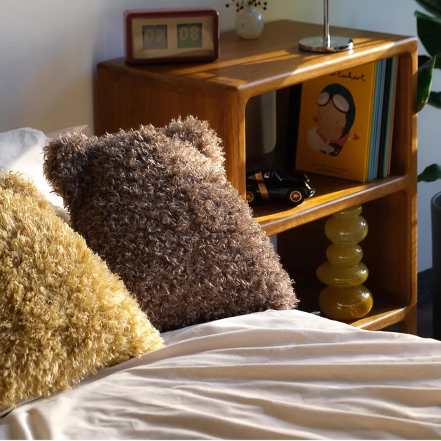 Mueble Cojín Osito de Peluche Marrón en ambiente de estilo nórdico