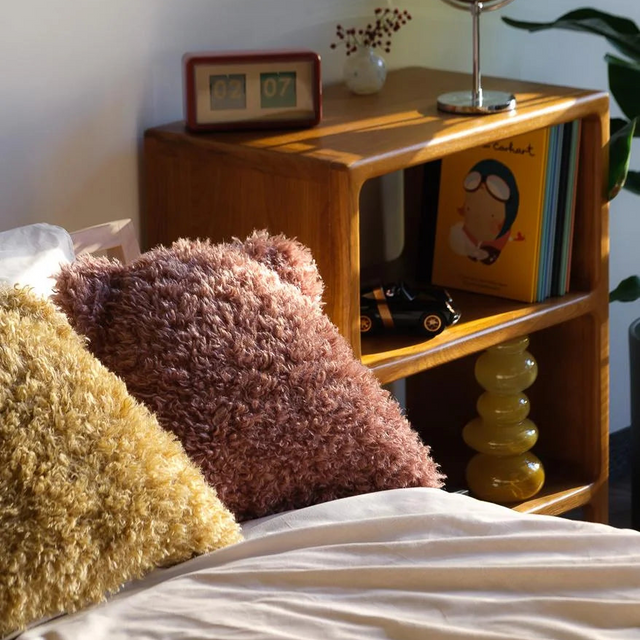 Mueble Cojín Osito de Peluche Rosa en ambiente de estilo nórdico