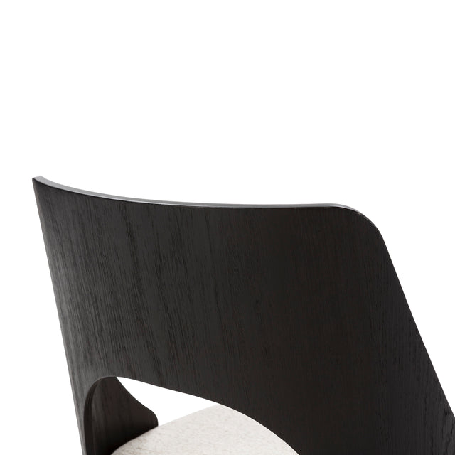 Silla Tapizada Gilda Beige & Negro, detalle del diseño