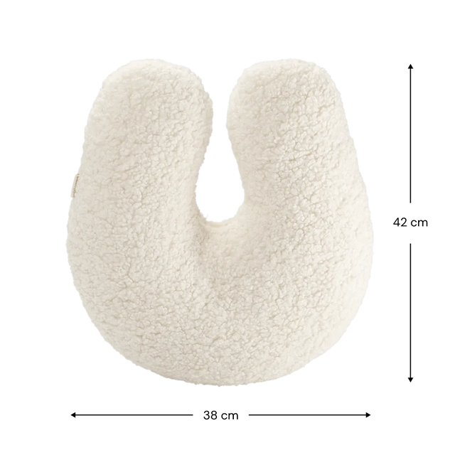Mueble Almohada U de Borreguillo Blanco Crema con acabado blanco, acabado crema en ambiente de estilo nórdico