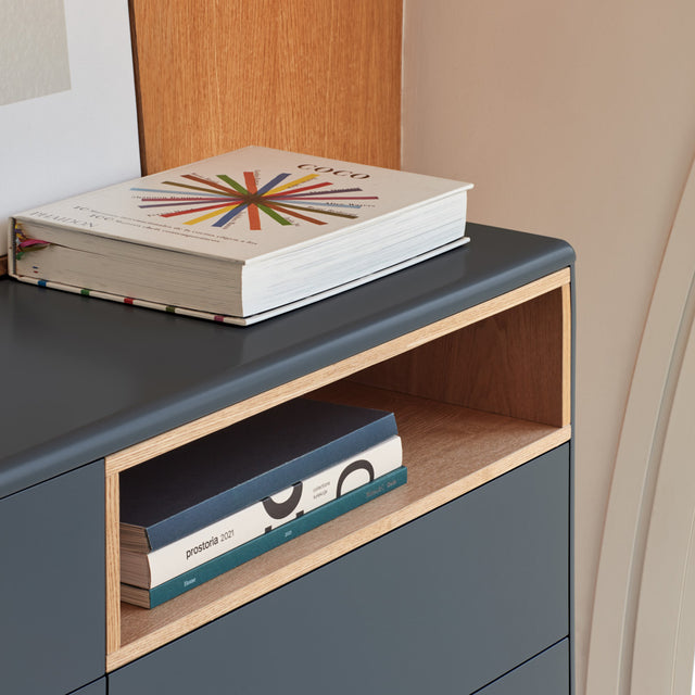 Cómoda Corvo 120 Gris Antracita con acabado gris en ambiente de estilo nórdico