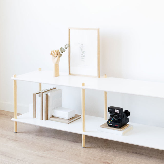 Mueble de diseño en madera natural en espacio de estilo nórdico