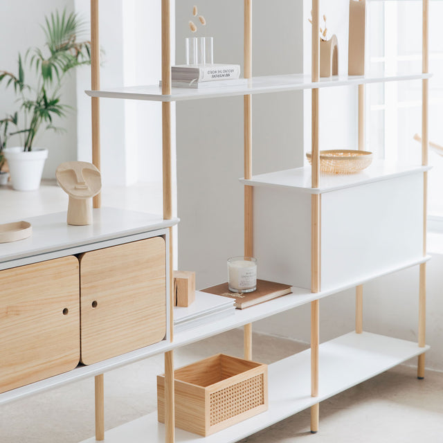 Mueble de diseño en madera natural en espacio de estilo nórdico