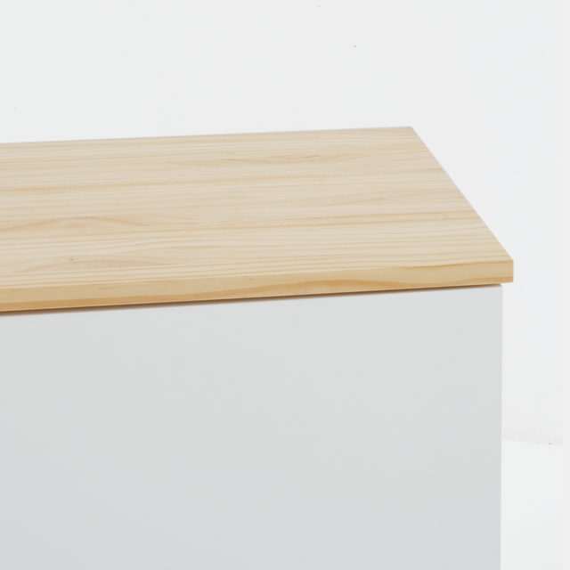 Mueble de diseño en madera natural en espacio de estilo nórdico